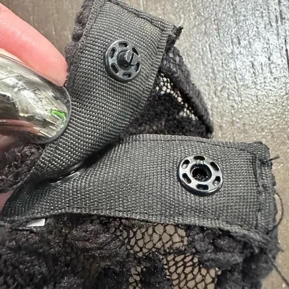 Buckle BKE Black Sleeveless Lace Bodysuit Cutout Sheer Lace V-Neck Size Large - Picture 9 of 14